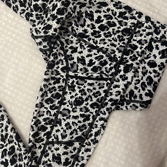 Zyia snow leopard leggings - Picture 4 of 4